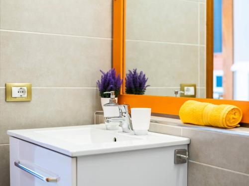 Orange Sunset Apartment