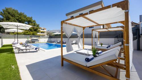 Apartment with pool Jeniffer by Villas Guide