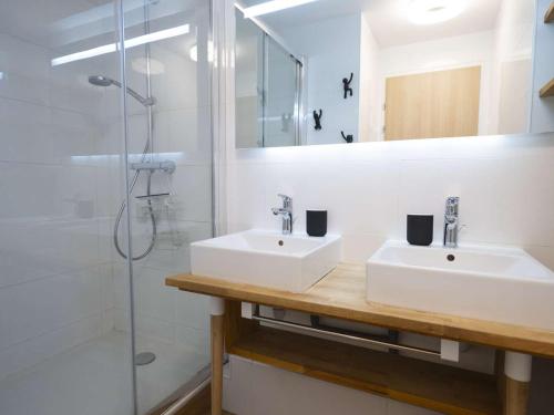 Appartement rénové 47m² - 6 pers, proche pistes et commodités, quartier animé, parking inclus