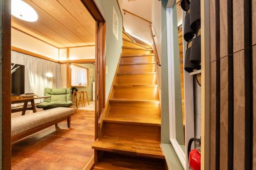Modern duplex with wood and tatami mats,Maximum 6 people, families with children welcome, Disney, Asakusa, Tokyo, Quiet residential street