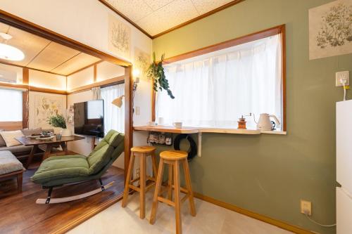 Modern duplex with wood and tatami mats,Maximum 6 people, families with children welcome, Disney, Asakusa, Tokyo, Quiet residential street