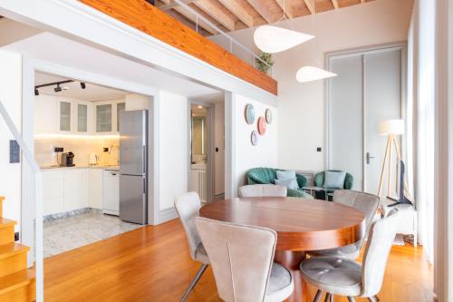 Porto 2BR Duplex with Balcony by LovelyStay