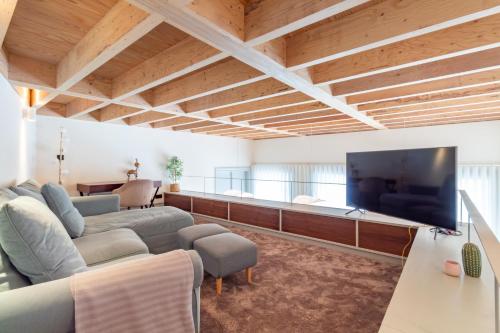 Porto 2BR Duplex with Balcony by LovelyStay