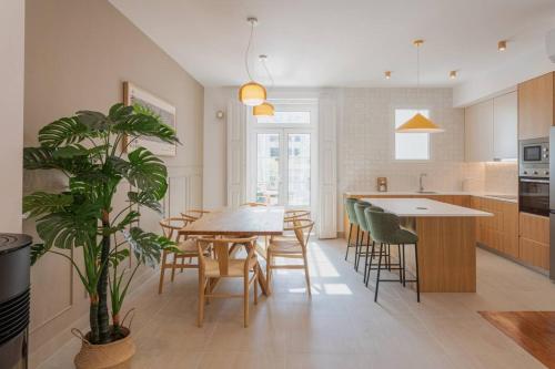 Golden Hour Luxury T4 for Families & Groups