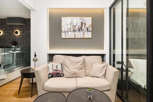BLACK FRAME-A cinematic urban stay in Thessaloniki