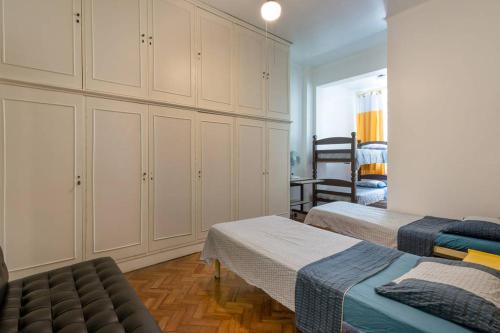1 dormitorio con 2 camas y sofá en Apartamento de 3 quartos prox ao Posto 2 - COPACABANA, en Río de Janeiro