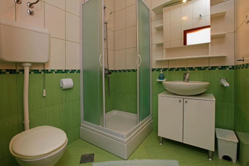 un bagno con WC, lavandino e doccia di Katica apartments a Bol
