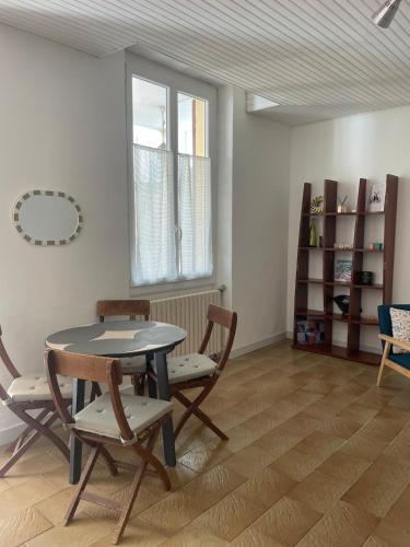 Appartement 2 chambres avec une grande terrasse dans un endroit calme et familial
