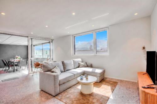 Urban Maggiolina Sunset with Terrace & Mountain Views - Happy Rentals