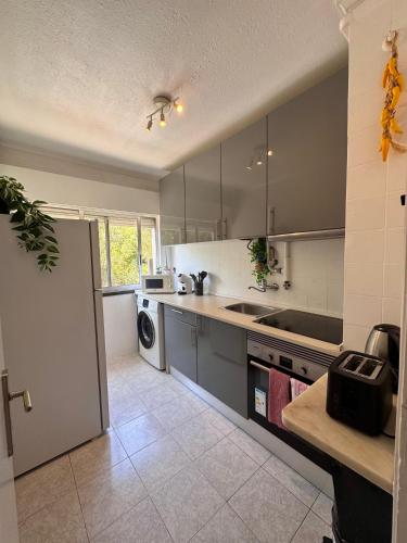 2BR Estoril Apartment - Near Estoril Beach & Cascais - Sleeps 4