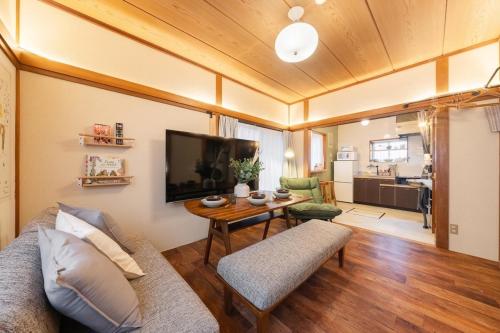 Modern duplex with wood and tatami mats,Maximum 6 people, families with children welcome, Disney, Asakusa, Tokyo, Quiet residential street