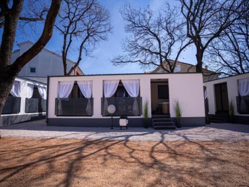 Lux Mobile Homes Vodice - Two bedroom home with private hot tub Aria