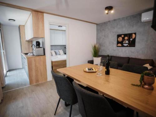 Lux Mobile Homes Vodice - Two bedroom home with private hot tub Maris