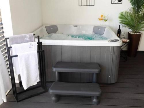 Lux Mobile Homes Vodice - Two bedroom home with private hot tub Maris