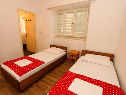 Apartments Trojanovi - Three Bedroom Apartment with Sea View and Balcony