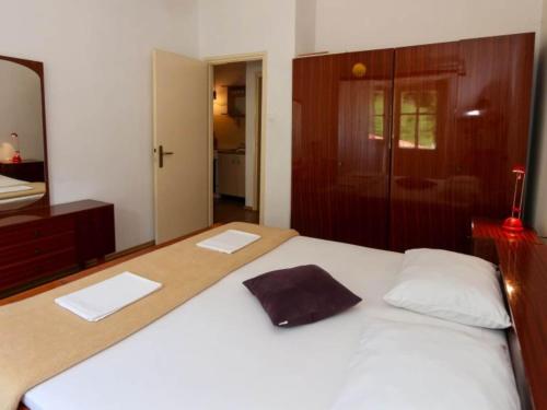 Apartments Trojanovi - Three Bedroom Apartment with Sea View and Balcony