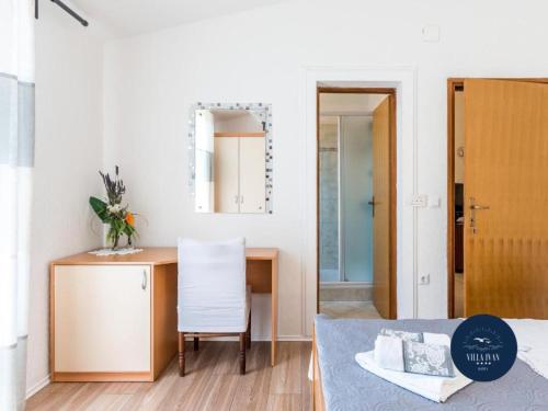 Villa Ivan apartment with balcony and sea view A2