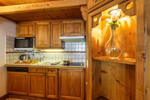 Le Cristal GM7 Mountain View, Pool, Private Sauna & Parking - Happy Rentals