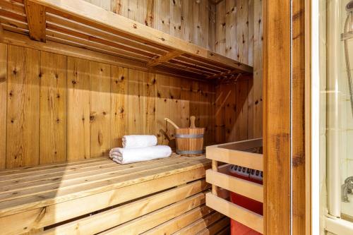 Le Cristal GM7 Mountain View, Pool, Private Sauna & Parking - Happy Rentals