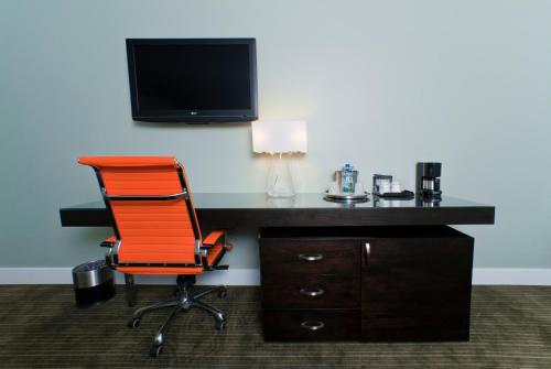 a desk and a chair in a room at Hotel Current in Long Beach
