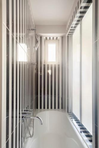 New Modern condo by the Acropolis