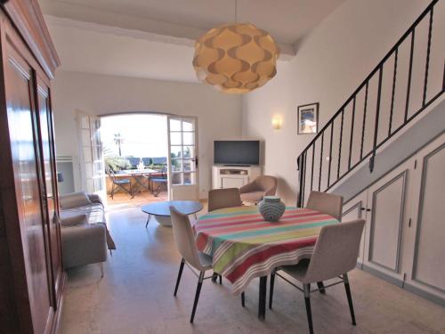 Apartment Appt T4 - 6 pers - Vue Mer - Piscine Résidence by Interhome