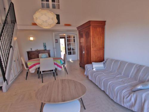 Apartment Appt T4 - 6 pers - Vue Mer - Piscine Résidence by Interhome