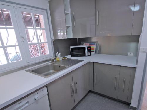 Apartment Appt T4 - 6 pers - Vue Mer - Piscine Résidence by Interhome