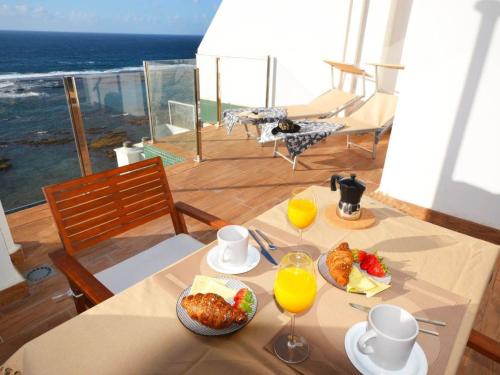 Apartment Wohnung mit privater Terrasse und Meerblick by Interhome