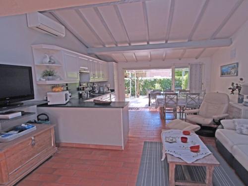 Holiday Home Maison T4 - 6 Pers - Climatisation - Jardin by Interhome