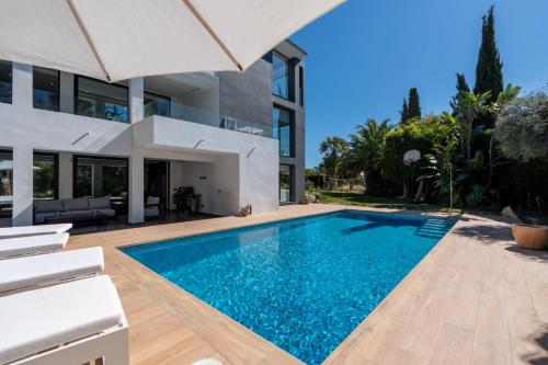 Villa Karma -Elegant Villa with Pool, Garden & Mul