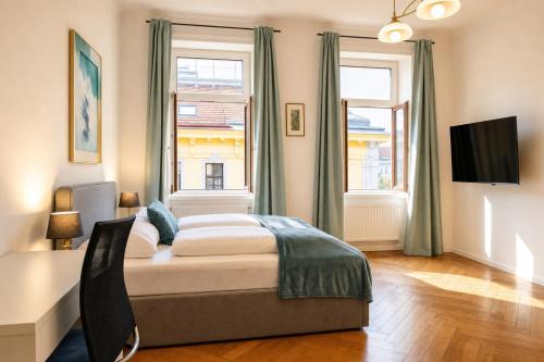 Affordable 2 Apts for 14P, 4BR Great for Families