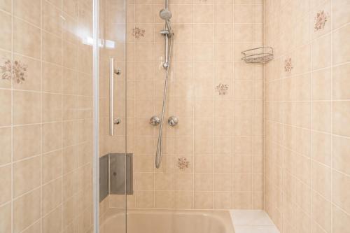 Affordable 2 Apts for 14P, 4BR Great for Families