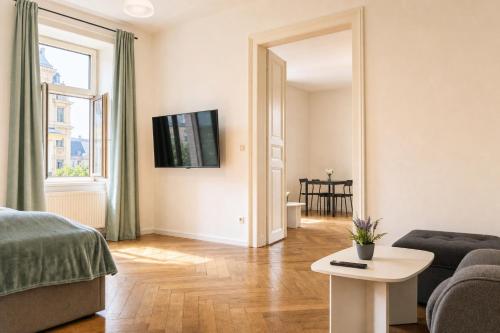 Lovely 2BR Apt, Near AKH, Perfect for short & Longstays