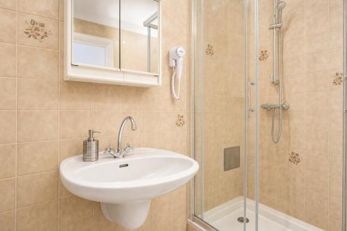 Lovely 2BR Apt, Near AKH, Perfect for short & Longstays