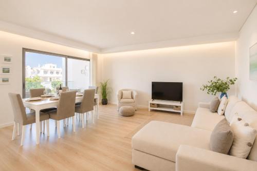 Spacious 2-Suite Flat with Balconies in Portimão