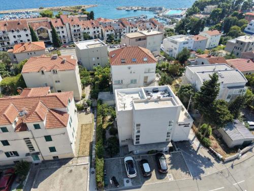 Beachside Apartment with Parking