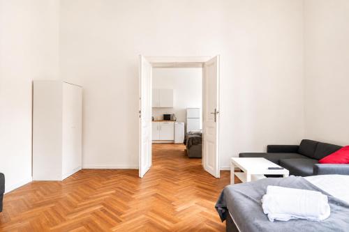 Joyful 4BR Apt @ superb location near AKH Hospital