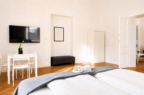 Joyful 4BR Apt @ superb location near AKH Hospital