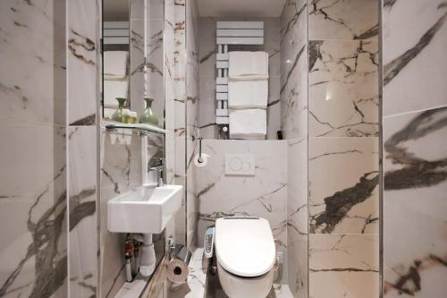 Romantic And Refined Accommodation in the heart of Paris
