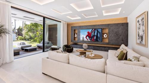 VACATION MARBELLA I Villa Confort, Private Heated Pool, Rooftop Jacuzzi, Gym, 5min Drive to the Beach, BBQ, 7 BDRS, Luxury Villa