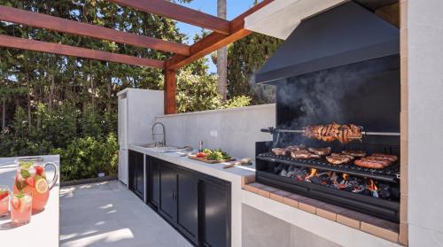 VACATION MARBELLA I Villa Confort, Private Heated Pool, Rooftop Jacuzzi, Gym, 5min Drive to the Beach, BBQ, 7 BDRS, Luxury Villa