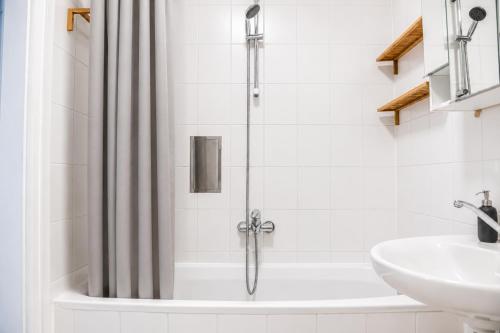 Cozy 2BR Apt with TV & Netflix, Steps from AKH
