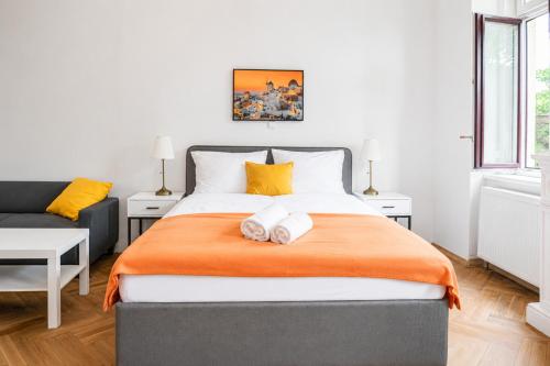 Cozy 2BR Apt with TV & Netflix, Steps from AKH