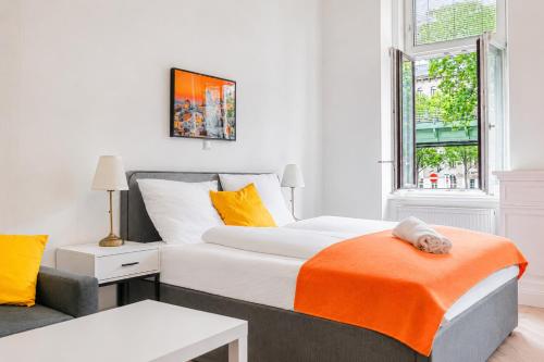 Cozy 2BR Apt with TV & Netflix, Steps from AKH