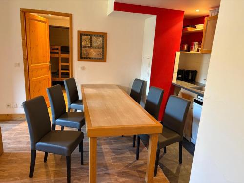 Grand appartement ski aux pieds, orientation sud avec piscine, wifi et animaux admis