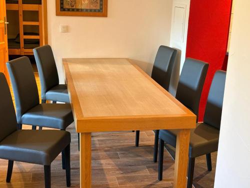 Grand appartement ski aux pieds, orientation sud avec piscine, wifi et animaux admis