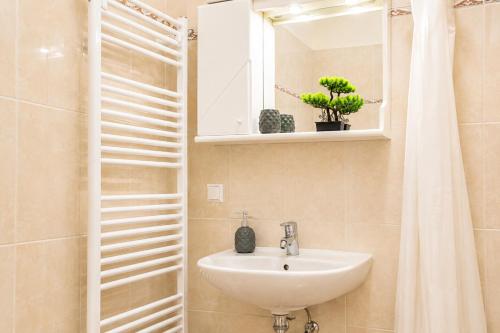 Modern 2BR Apt. Perfect for Long and Short Stays