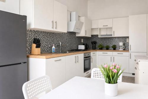 Vibrant 3BR near AKH Hospital - Perfect for Groups