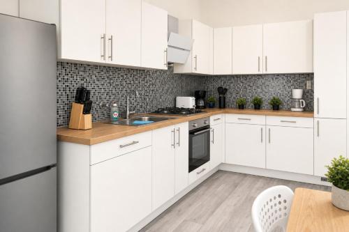 Amazing 2BR Apt, Near AKH-Perfect for Groups